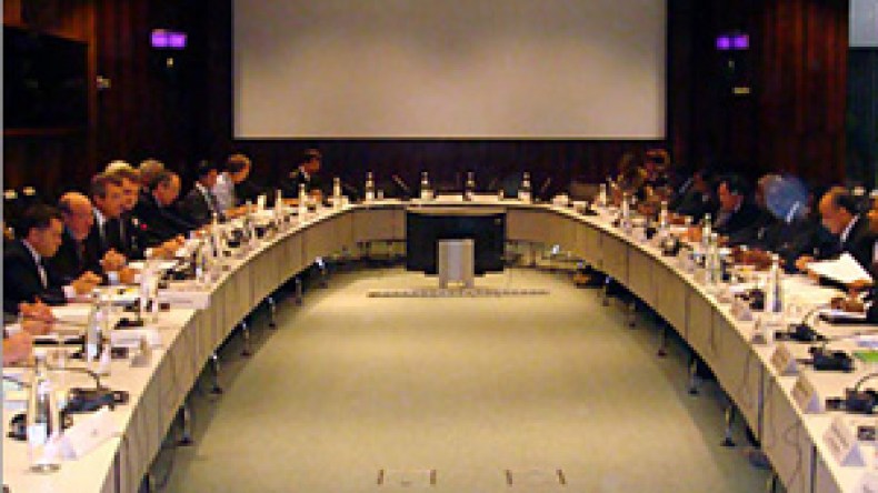 اجتماع حاسم بباريس بشأن الأزمة الموريتانية ورئيس البرلمان يتوعد قادة الجيش