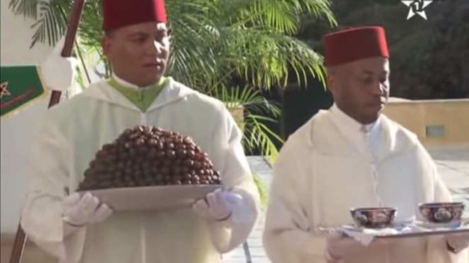 خدم البلاط يقدم للملك المغربي التمر والحليب في عز نهار رمضان