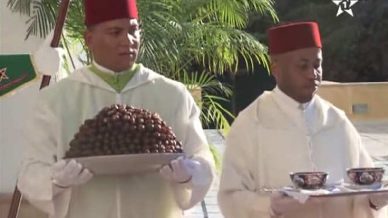 خدم البلاط يقدم للملك المغربي التمر والحليب في عز نهار رمضان