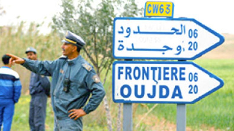 مغاربة غاضبون يهددون باقتحام الحدود الجزائرية