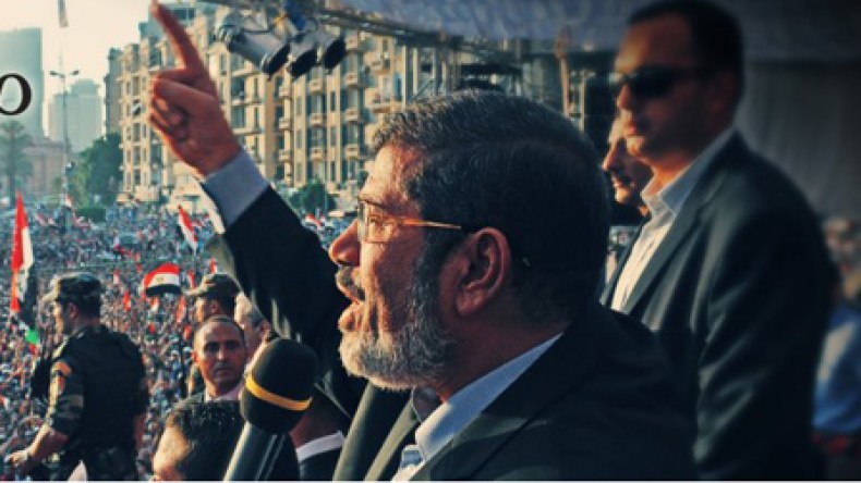 مرسي في رسالة لمؤيديه: المجلس العسكري يساومني لوقف المظاهرات