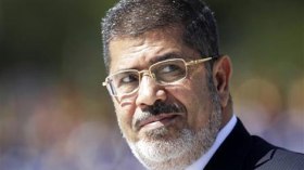 وفد إفريقي يلتقي محمد مرسي في مكان احتجازه