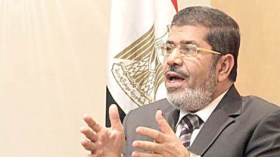 مرسي يتراجع عن قراره ويبقي النائب العام في منصبه