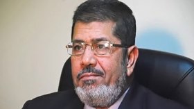 أسرة الرئيس المصري المعزول تتهم الجيش باختطافه وتطالب بإطلاق سراحه