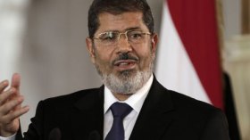 عائلة مرسي في رسالة للمصريين: “مرسي صامد وثابت لآخر نفس”