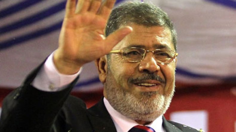 الإخوان: “رؤساء وسفراء غربيون ضغطوا على مرسي ليفوّض سلطاته”