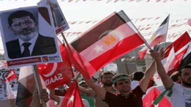 Turquie : des milliers de manifestants à Istanbul pour soutenir le président déchu Morsi