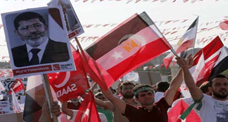 Turquie : des milliers de manifestants à Istanbul pour soutenir le président déchu Morsi