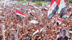 الآلاف من أنصار مرسي يتظاهرون في القاهرة ويستعدون ليوم محاكمته