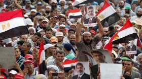 أنصار الرئيس المصري المعزول يدعون لاحتجاجات على محاكمته