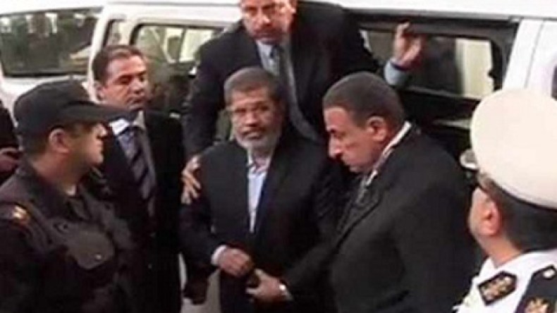 “مرسي غضب ورفض الأكل وقضى الأربعاء في قراءة القرآن”