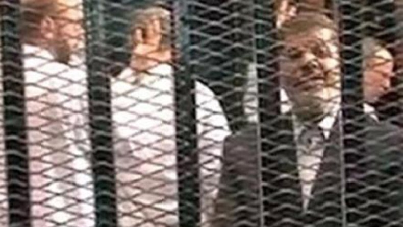 الداخلية منعت مرسي من المحاكمة لأنه هدد بفضح المستور