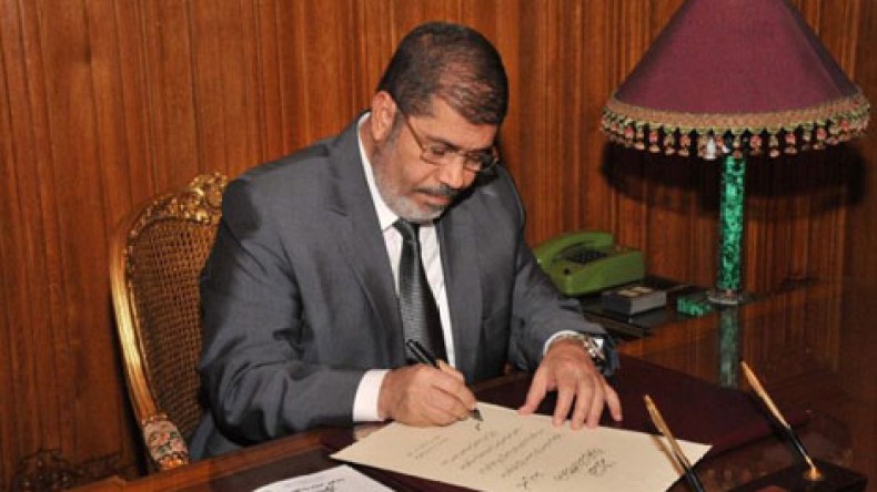 مرسي قد يستفتي الشعب بشأن بقائه في منصبه