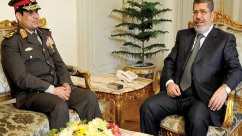 مرسي يرقّي قيادات عسكرية والسيسي يقسم بأن الجيش لم يقتل ولم يخن
