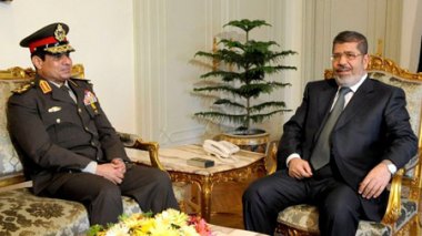 Égypte: l'armée prévoit de suspendre la Constitution, heurts meurtriers au Caire