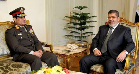 Égypte: l'armée prévoit de suspendre la Constitution, heurts meurtriers au Caire