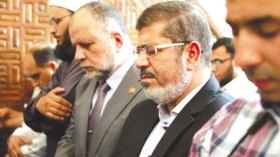 محمد مرسي متمسك بصلاة الفجر في المسجد ويرفض تعليق صوره