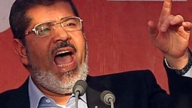 مرسي يرفض ارتداء ملابس المحاكمة لعدم اعترافه بها