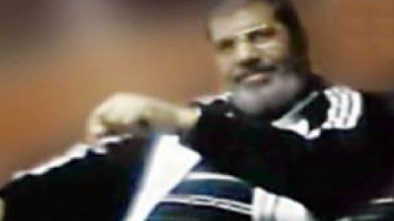 مرسي في فيديو مسرب: “ربما تكون إسرائيل وراء الانقلاب”