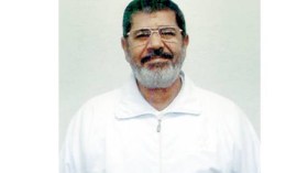 مرسي يرتدي لباس الحبس