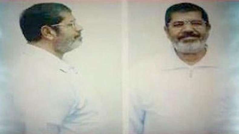 الحرية والعدالة لمرسي: “صورتك بالملابس البيضاء عز”