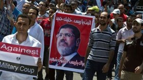 المئات من أنصار مرسي يتظاهرون رفضا لعزله ومحاكمته