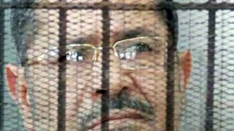 استكمال محاكمة مرسي و14 آخرين في قضية أحداث الاتحادية