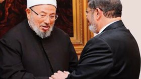 القرضاوي يدعو المصريين للتظاهر استنكاراً لمحاكمة مرسي