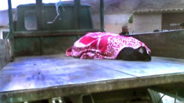 Le corps d’un enseignant transporté dans un camion de ramassage d’ordures