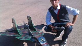 طالب يخترع طائرتين من دون طيّار يبيع “الشامية” في شوارع مستغانم