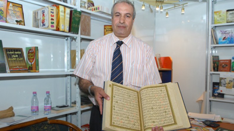 ناشر مصري يعرض مصحفا لا يتمزق في صالون الكتاب