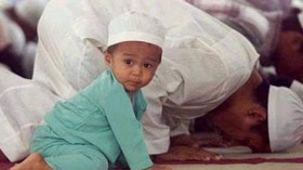 زوجي يفرض على طفل دون الخامسة.. صلاة الفجر في المسجد !