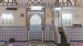 يسرق 3 كاميرات مراقبة من داخل مقصورة إمام بسكيكدة