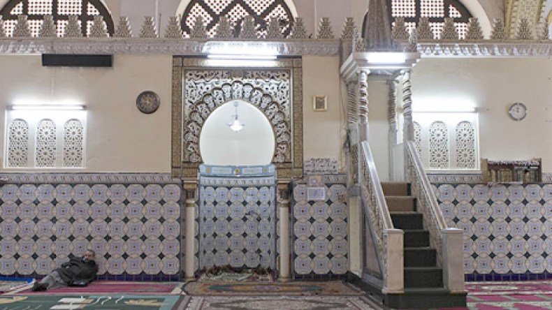 يسرق 3 كاميرات مراقبة من داخل مقصورة إمام بسكيكدة
