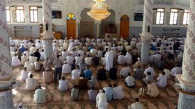 باعة خمور يحاصرون منزل إمام بالشلف ويحاولون اقتحامه للاعتداء عليه