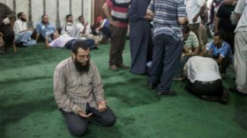 “الإخوان” يدعون إلى مظاهرات جديدة وقوات الأمن تحاصر مسجد الفتح بالقاهرة