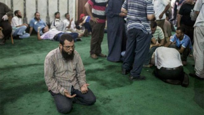 “الإخوان” يدعون إلى مظاهرات جديدة وقوات الأمن تحاصر مسجد الفتح بالقاهرة