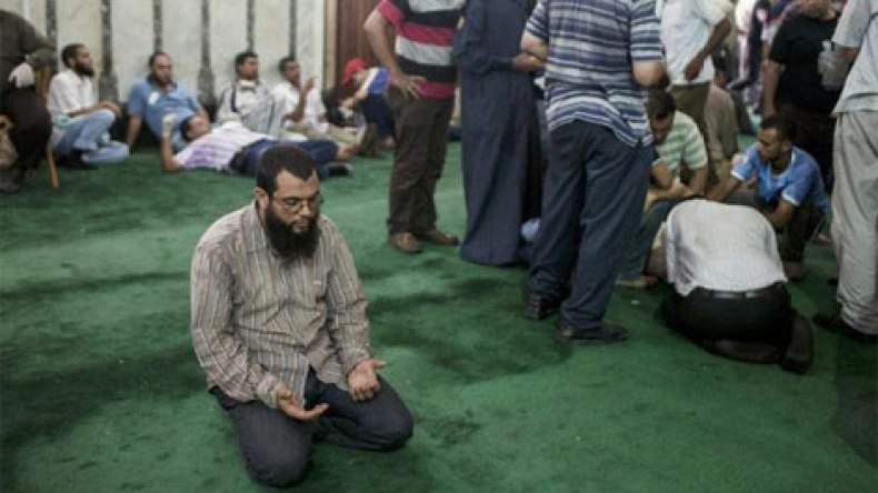 “الإخوان” يدعون إلى مظاهرات جديدة وقوات الأمن تحاصر مسجد الفتح بالقاهرة