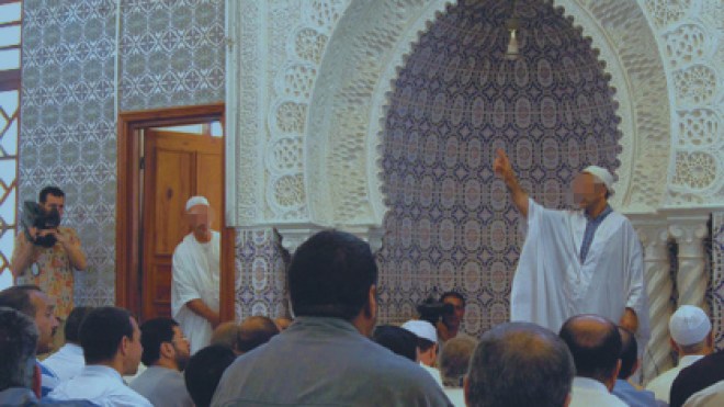 غلام الله:الأئمة الذين رفضوا الوقوف للعلم اعتذروا