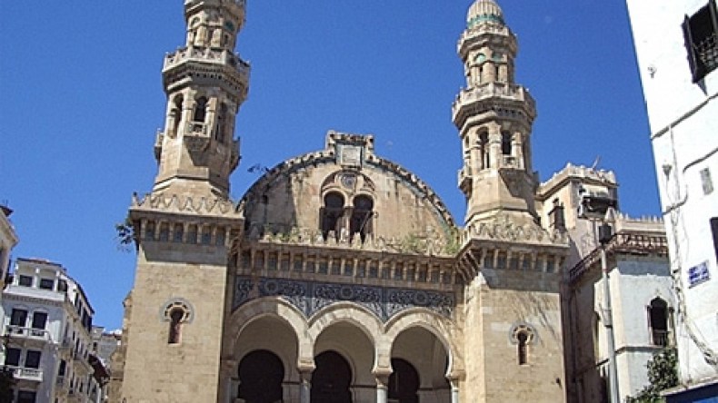 أزيد من 80 بالمائة من الجزائريين يصلون لغير القبلة