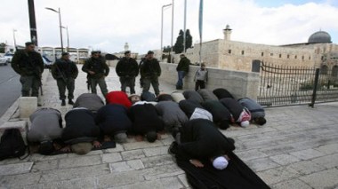 Des dizaines de policiers israéliens s’infiltrent dans l’esplanade des Mosquées à Al-Aqsa