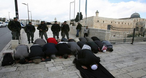 Des dizaines de policiers israéliens s’infiltrent dans l’esplanade des Mosquées à Al-Aqsa