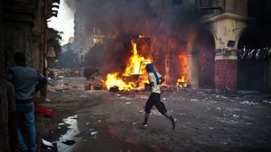 Des soldats pénètrent dans la mosquée où se sont retranchés des pro-Morsi