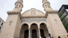 إلزام الأئمة ببث القرآن عبر مكبرات الصوت في المساجد