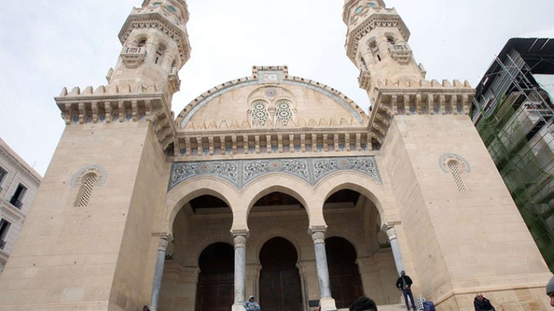 منع بث القرآن عبر مكبرات الصوت من المساجد