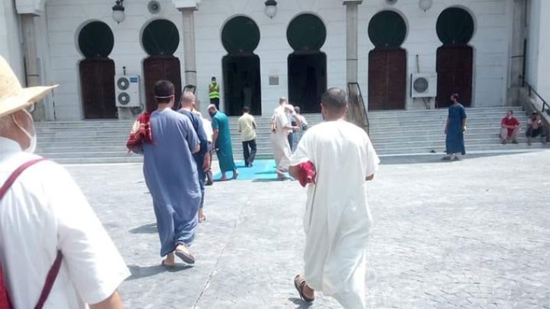 المصلون يعودون إلى بيوت اللّه في أجواء من الابتهاج