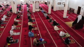 هكذا عوّدت المساجد المسنين والشباب “المتمردين” على إجراءات الوقاية