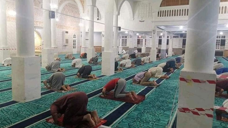 أئمة يطالبون بتقليص ساعات الحجر للمحافظة على صلاة العشاء