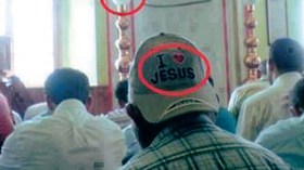 مصلون بألبسة تدعو إلى الشذوذ.. و متبرجات يخاطبن أصحاب القبور!