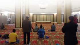 ..قد يأتي يوم نصلي فيه بأحذيتنا خوفا من سرقتها!